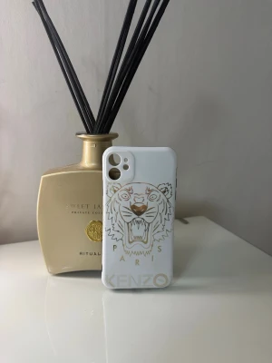 Vitt mobilskal med tiger - till iphone 11 , skal.