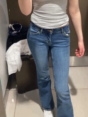 Blå bootcut jeans med låg midja - Supersnygga men är för små för mig. Kostar 400 nya