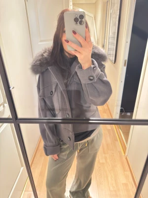 Meotine Charlie Grey - Charlie Jacket by Meotine från den klassiska kollektionen. Jackan har en avtagbar krage i 100 % premium grå rävpäls, två framfickor och knappstängning. Den är använd men fortfarande i mycket bra skick. Säljer den eftersom den är för stor för mig. Modellen är för tillfället slutsåld. 🌸