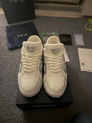 Dior b30 vita - Helt nya skor, väldigt fina. Säljer för att de inte passade. Strl 44