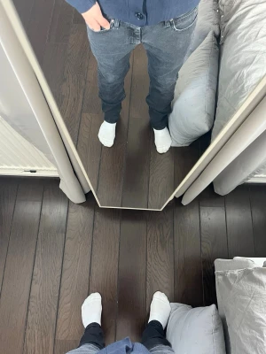 Svarta raka jeans - Säljer ett par svarta jeans med rak passform och klassisk femficksdesign. Jeansen har en enkel look utan slitningar eller dekorationer, perfekta för en clean och stilren outfit. Materialet känns mjukt och bekvämt, passar till det mesta i garderoben.