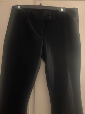 Lågmidjade kostymbyxor från bikbok  - Använda ett fåtal gånger ,storlek 40 men passar 38 perfekt då de är små i storleken 