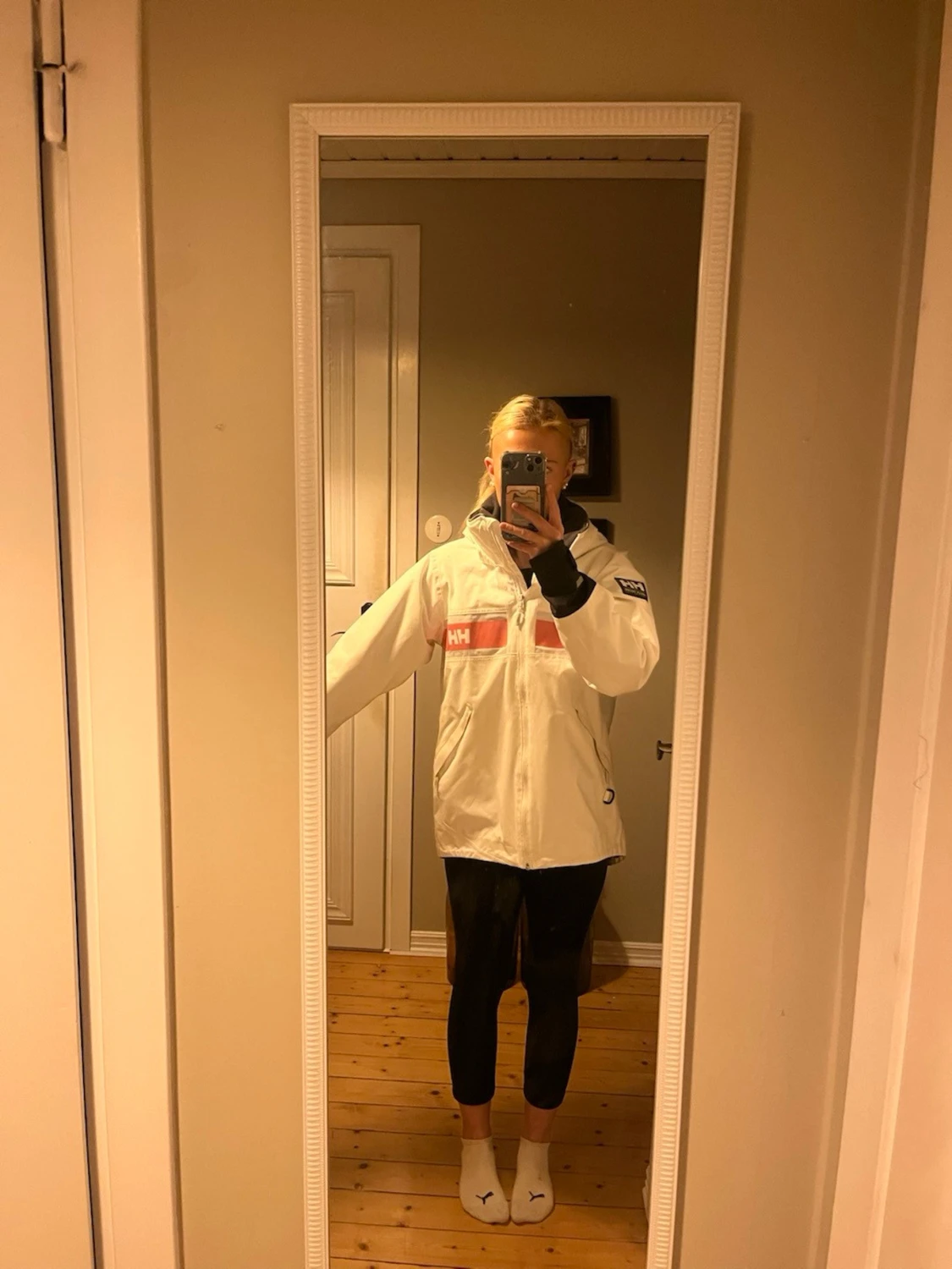 Vit vindjacka från Helly Hansen - 1