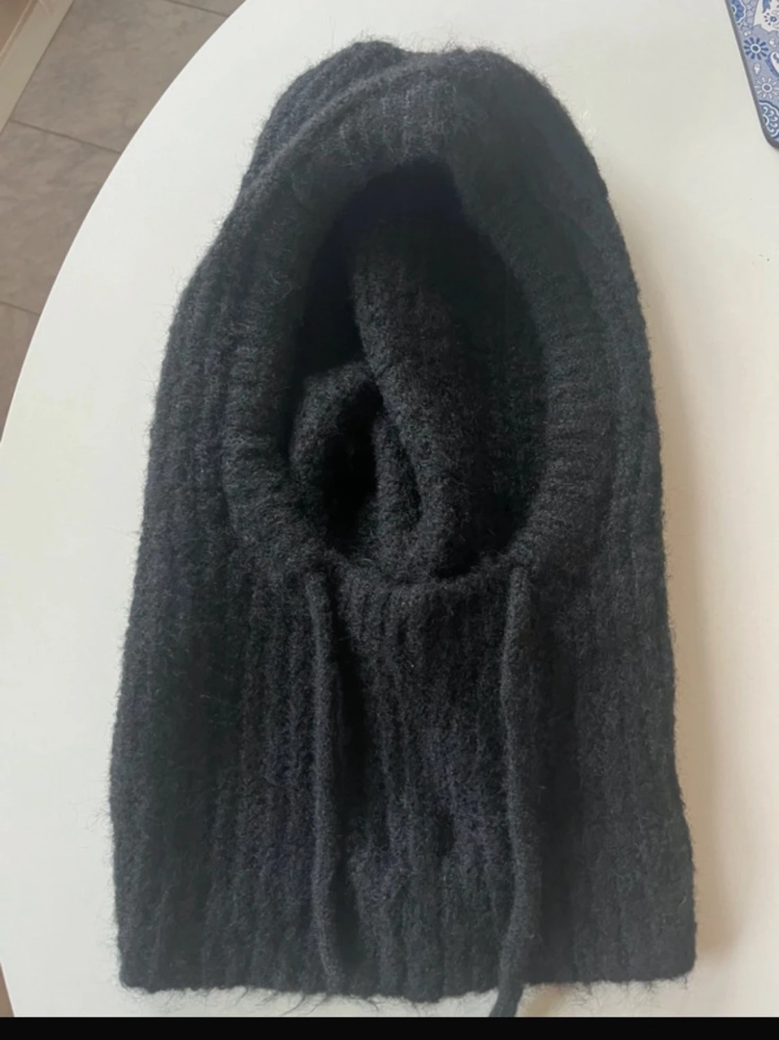 Svart stickad balaclava med snören