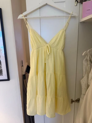 Klänning  - Jättefin gul glänning från new yorker, helt oanvänd 💛