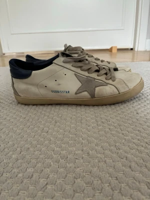 Golden Goose - Schyssta golden goose i använt skick. Box finns. Skriv vid funderingar. Mer bilder kan skickas.