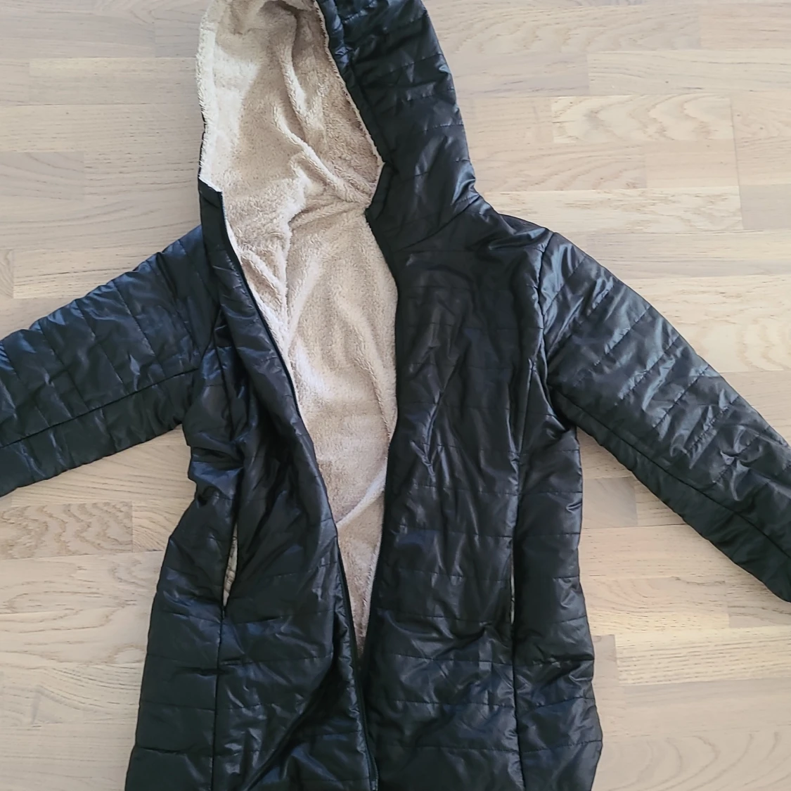 Quiltad pufferjacka med huva