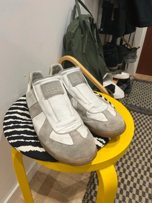 Maison Margiela Replica Laceless - Vita gats från Maison Margiela, äkta såklart då det inte görs fejks av dessa. De är laceless från fabrik alltså en special edition från 2017 helt i läder och i mocka detaljer. Storlek 46 och passar som alla andra gats/replicas. Obs lådan följer inte med‼️