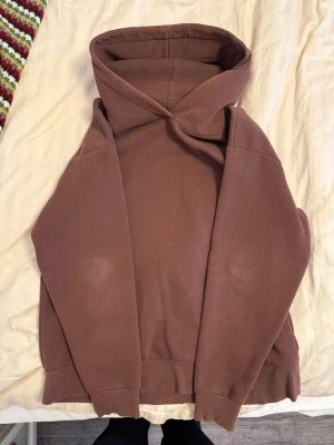 Brun hoodie från Gina - Säljer en brun hoodie från Gina i storlek M. Använd fåtal gånger och i super bra skick! Säljer eftersom den inte kommer till användning🩷