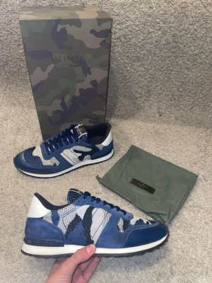 Valentino Garavani Rockrunner "Camo Knit" - Hej! Säljer nu mina Valentino Garavani ”Rockrunner” i Full Camo Knit. Storlek 42. Skicket är 8.5/10. Nypris ca 8500 kr, säljs för 3499 kr! Allt OG (box och dustbag) medföljer vid köp. Mycket unika och svårare att få tag på än de vanliga modellerna. Passa på!