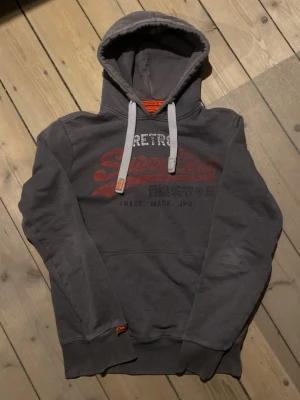 Retro superdry hoodie - Fet retro superdry hoodie som sitter fett bra och är lite ljusare i verkligheten 