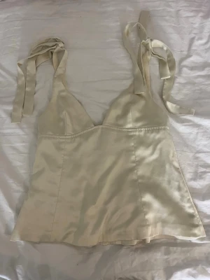Champagnefärgad linnetopp med knyt - Från gina använd en gång tvättad en gång💘