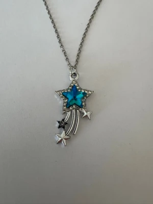 Halsband blått stjärnfall  - Halsband som inte är i äkta silver/guld. Kedja är oftast 50cm men kan ibland komma i 45cm. Kedja är rostfritt stål, berlock oftast i zinklegering men kan även det i vissa fall vara rostfritt stål. Be gärna om mått på berlock om detta är viktigt då bilderna är missvisande när det gäller hur stora dom är! 🌹❤️  Allt är nytt.  Bud accepteras inte 🥰🌹