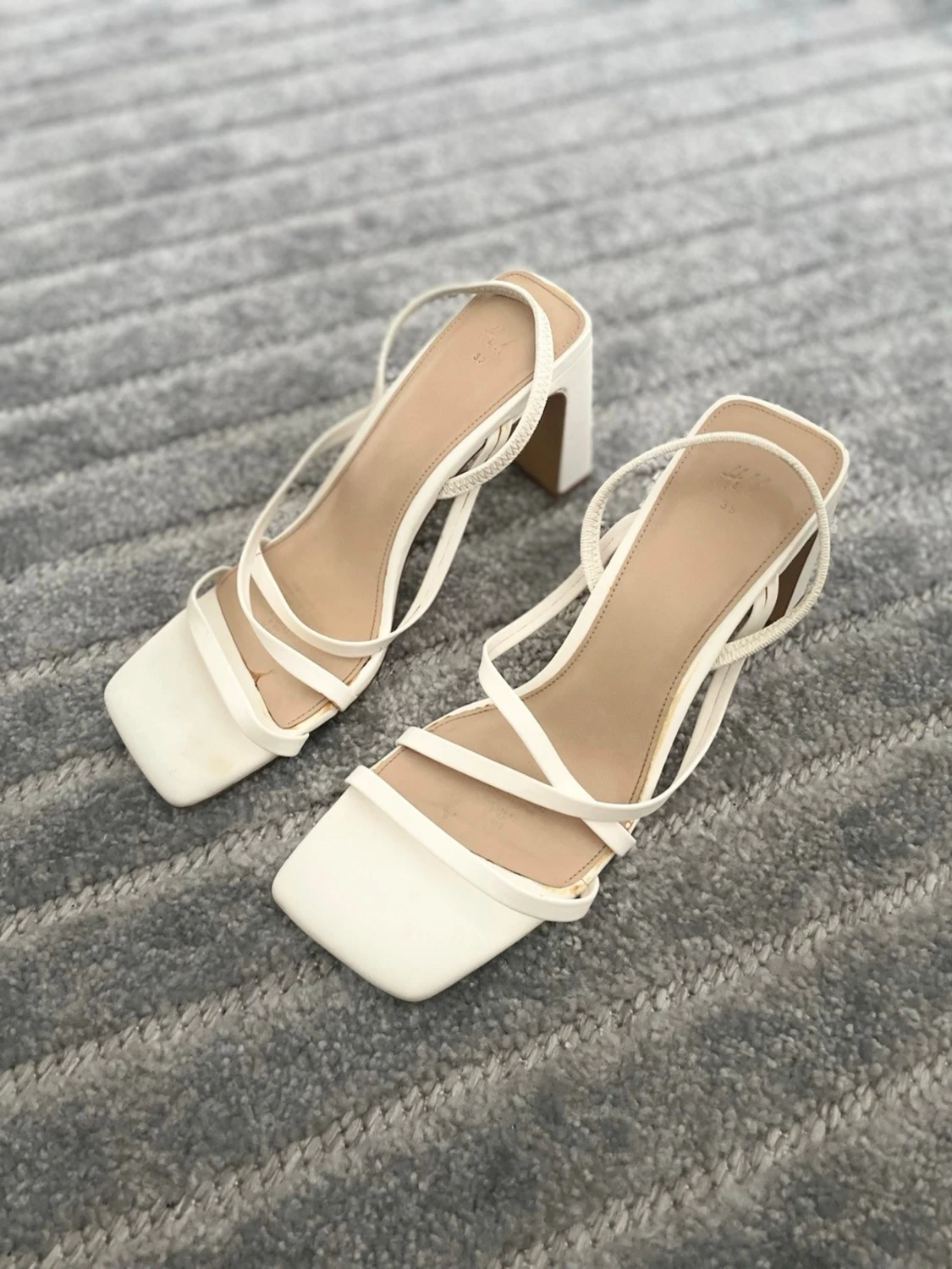 Vita sandaletter med blockklack - 1