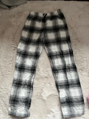 Två par pyjamas byxor  -  Två par jättefina pyjamasbyxor en är svart vitt rutigt och den andra är brun vit rutigt och båda är mycket bra skick och om du vill köpa ena bara skriv Och priset kan diskuteras🥰