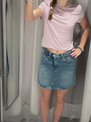 Rosa cropped tröja  - Jättefin rosa cropped tröja från H&M. Skönt material och fin passform. Använd 2-3 gånger och är fortfarande som ny. Storlek M i H&M didvided avdelning 