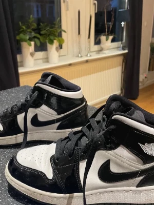 Air Jordan 1 Mid Carbon Fiber - Sparsamt använda. Crease skydd ingår.