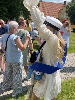 Vit studentklänning i spets med volangdetaljer - Söt vit kortklänning med volangdetaljer och spets. Klänningen har långa ärmar med lätt puff och är tillverkad i ett tunt, luftigt material. Perfekt för student eller sommarens festligheter. Den är även hopp-säker ❤️
