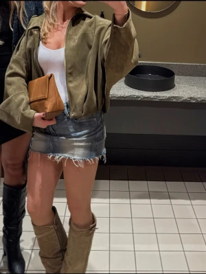 Viral slutsåld bomberjacka i mockaimitation, Zara - Köpte hem två olika storlekar av denna virala supersnygga bomberjackan i mockaimitation. Riktig höstjacka 🍂 helt ny med prislapp & kartong kvar. Stl M & olivgrön/khaki grön. Helt slutsåld på Zaras hemsida. Pris kan såklart diskuteras.