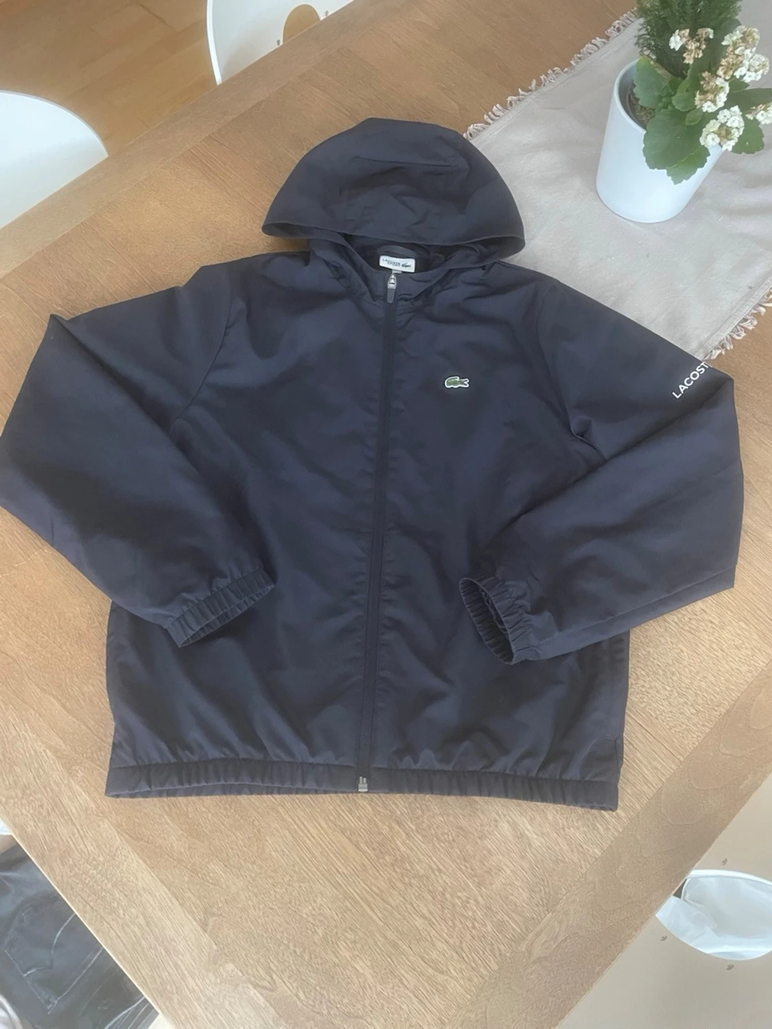 Mörkblå vindjacka från Lacoste 