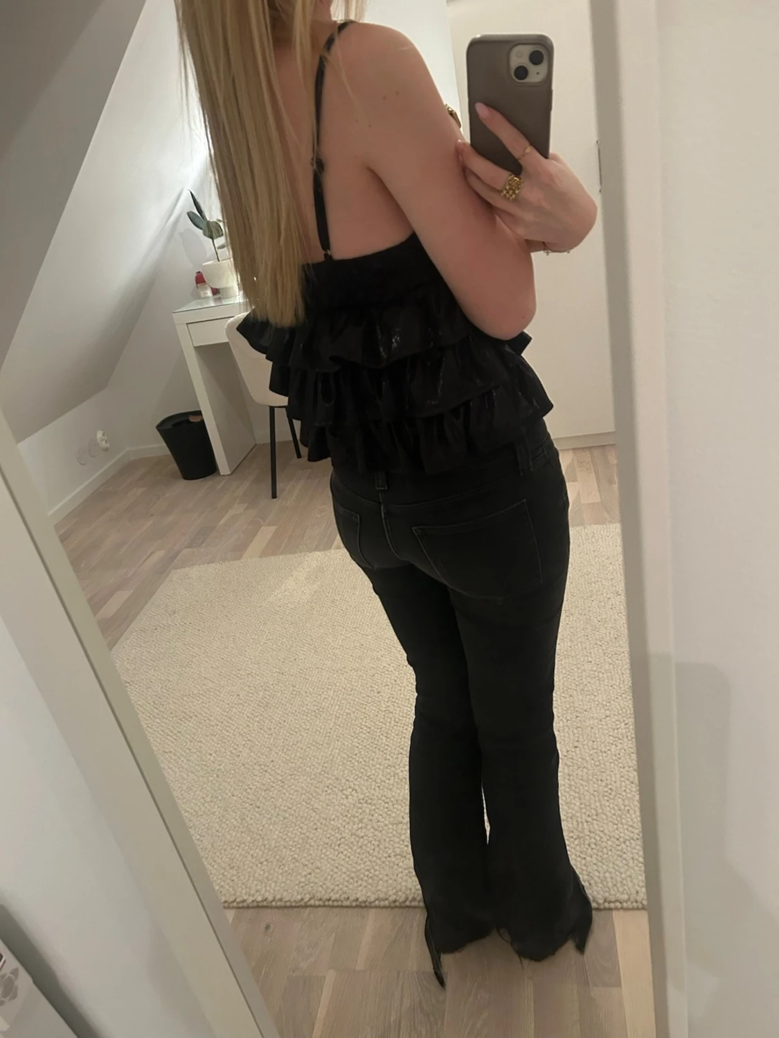 Svart volangtopp med smala axelband - 1