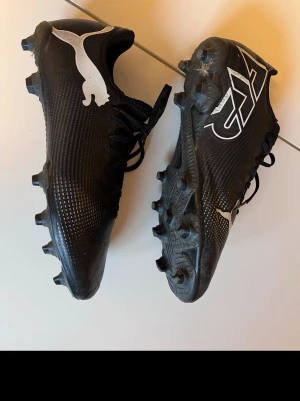 Fotbollsskor  - Dom är i mycket bra skicl storlek 41