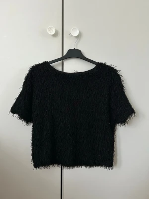 Zara topp - Jätte snygg topp från Zara!! Finns inte längre. Kommer tyvärr inte till användning💞 Skulle säga det är som en vanlig XS eller Xxs. 