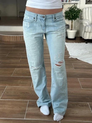 Abercrombie & fitch lågmidjade jeans  - Ett par jeans från Abercrombie & fitch i storlek 4S, motsvarar en vanlig S. Rakt över midjemått: ca 38cm. Innebenslängd: ca 76cm. Modell 165cm lång. Jeansen har fläckar (se bilder), något sliten, slitna ben och vänster ficka bak är ihålig. Jeansen kan behöva en tvätt och strykning. Jag fraktar inom 24h, frakt med PostNord prioriteras. Se liknande plagg i min profil!