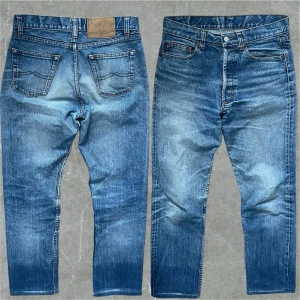 Vintage Crocker jeans  - Riktigt snygga crocker jeans med en snygg tvätt och straight passform! Storlek 30/36. Jeansen är uppsydda nån cm och han en liten slitning på högra benet, annars är jeansen i toppenskick! Modellen är 183cm.Mått: Midja39cm Längd 105cm benvidd 20cm. Skriv vid funderingar💬 