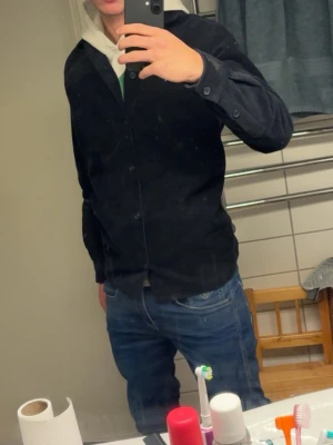 Mörkblå overshirt från Volt - Stilren mörkblå overshirt i manchestertyg från volt i storlek s-m (180cm och 66kg)