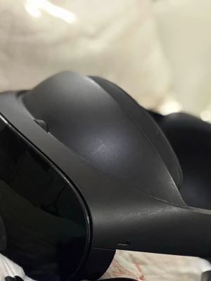 Svarta VR-glasögon Meta Quest Pro - Snygga svarta VR-glasögon från Meta Quest med modern design och bekväm passform. Tillverkade i plast med justerbart huvudband och stora linser för maxad spelupplevelse. Perfekt för dig som vill ta gaming till nästa nivå.