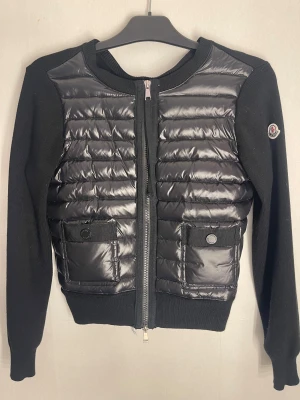 Moncler Cardigan   - Accepterar många prisförslag!! Moncler cardigan i jätte fint skick har bara haft den sen september🤍