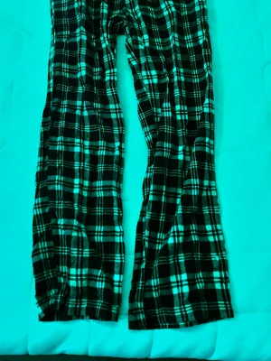 Rutiga pyjamasbyxor från Lindex - Mysiga pyjamasbyxor från Lindex i svartvitt rutigt mönster. Tillverkade i mjuk bomull som känns skön mot huden. Perfekta för slappa dagar hemma eller när du vill ha det extra bekvämt på natten.