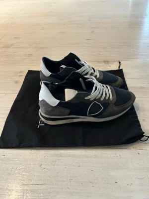 Phillip Model TRPX - Säljer nu mina Phillip model i modellen TRPX. suveränt sick och en riktigt snygg sko. Passar till alla outfits och mycket bekväma. Nypris på den här ligger lite över 3000kr. Box och påse följa med. 