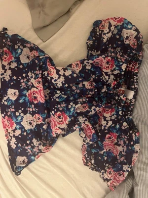 Blommig offshoulder blus i marinblått - Passar med vita jeans. Aldrig använd.