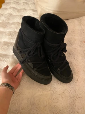 Svarta inuikii skor i nyskick  - Säljer ett par svarta inuikki skor med klack. Klacken går att ta ut om man vill ha dom som vanliga. Inga tecken på användning.✨