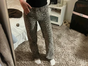 Leopardmönstrade raka jeans - Säljer ett par snygga leopardmönstrade jeans med rak passform och låg midja, de är knappt använda 