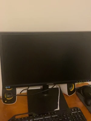 Samsung S23C650 datorskärm - Säljer en svart Samsung S23C650 datorskärm med stilren design och rektangulär form. Skärmen har tydliga knappar på framsidan och stabil fot. Perfekt för gaming, studier eller kontorsarbete. Enkel att koppla in med flera anslutningsmöjligheter.