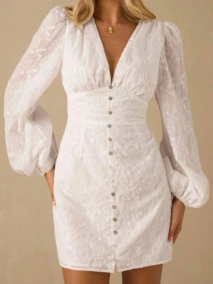 Klänning - Vit klänning. Aldrig använd.