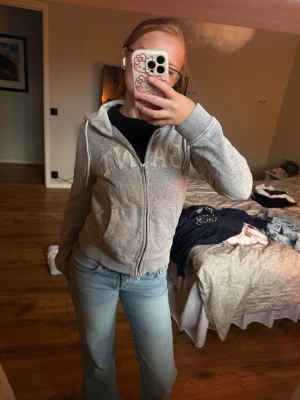 Grå zip-hoodie från GANT - Säljer en grå hoodie från GANT med dragkedja och huva. Se defekter på sista bilden 