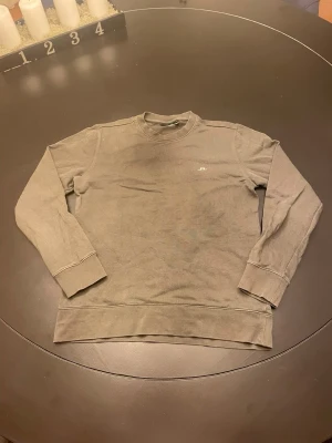 J.Lindeberg Sweatshirt - •Jag säljer denna feta J.Lindberg tröjan  👑                                                •Tröjan är Mörk grön 🟢                                                                                                                                                                                                                             Nypris: Ca 899kr💸                                                                   •Vid fundering tveka inte att höra av dig!🕺