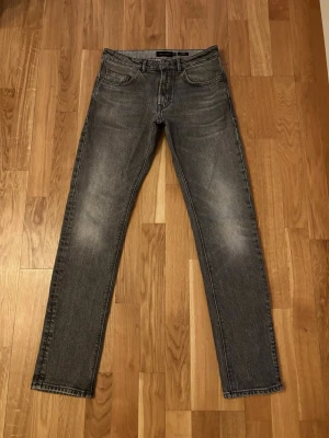Snygga grå jeans- Massimo Dutti - Snygga grå jeans från Massimo Dutti (herr).  Jeansen har en slim passform som sitter snyggt utan att kännas för tight och är gjorda i en fin, lätt tvättad grå denim som ger en stilren och modern look. Byxorna är i storlek 38 och är i mycket fint skick utan några skavanker.                                Skriv till mig vid frågor om mått eller annat ✨