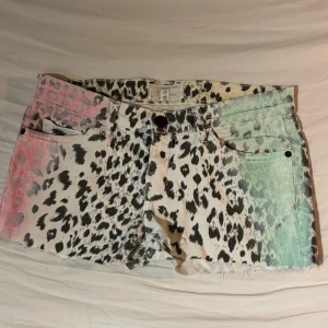 Mönstrade shorts  - Jätte coola. Midjemått rakt över ca 39 cm. Hör av er vi frågor💕