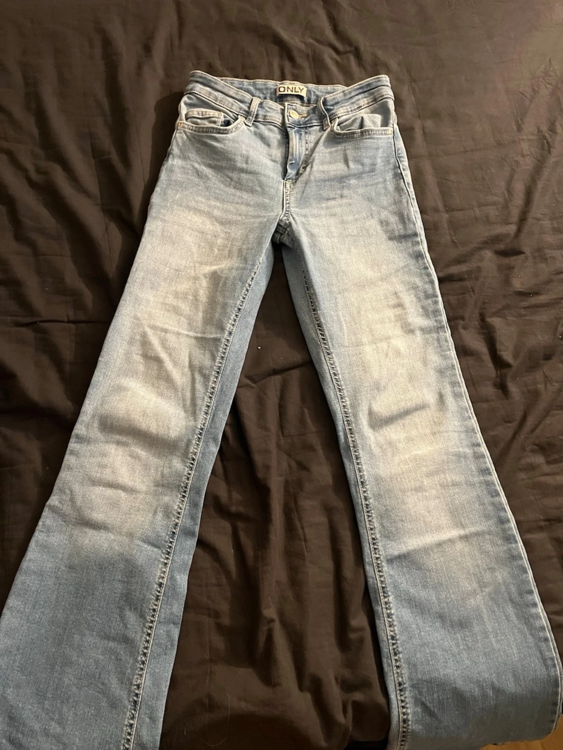 Ljusblå bootcut jeans från ONLY
