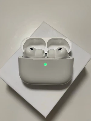 AirPods Pro 3 - AirPods Pro 3rd Generation (2025)  i mycket fint skick Säljer mina AirPods Pro 3rd Gen  som i princip är helt oanvanda - de har bara provats kort. Originalkartong samt garanti ingår. Kan eventuellt diskuteras vid snabb affär!