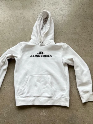 J.Lindeberg hoodie - J.Lindeberg hoodie mycket bra skick. Inga defekter förutom några pyttesmå prickar på backsidan av hoodien. Men inget som syns när man har på sig den. Är i storlek S men sitter som 164
