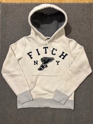 Vintage Abercrombie & Fitch Hoodie - Säljer denna mycket feta Abercrombie & Fitch Hoodien | Mycket bra skick | Storlek S | Längd ≈ 62cm, Bredd armhåla-armhåla ≈52cm | Modell 175cm, 68kg | Hör av vid funderingar!