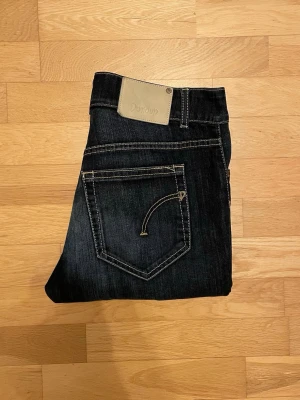 Dondup Jeans - Dondup Jeans | Skick 9 | Nypris Ca 3000kr | Storlek 28 | Midja - 40cm Längd - 102,5cm | Hör av dig vid minsta fundering eller fråga! OBS! Kontakta innan köp!