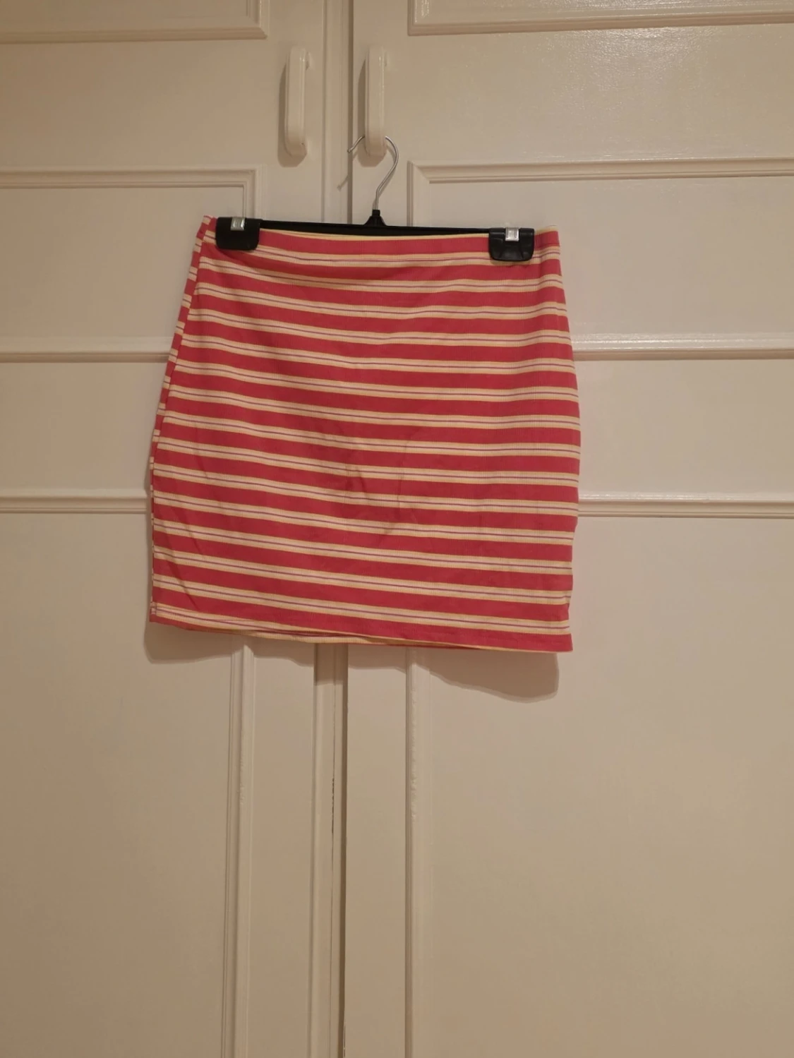 Rosa, gul och vit randig kortkjol