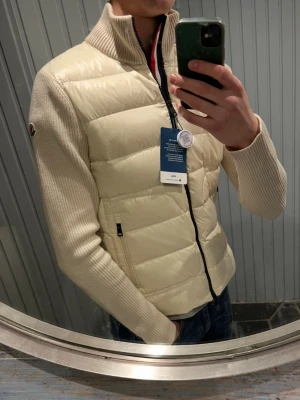 Moncler cardigan  - Hej! Säljer nu en nästan helt ny moncler cardigan. Super fin och exklusiv. Går att ha den på två sätt(se bilderna) modellen är 185cm. En liten defekt. Inget stort!